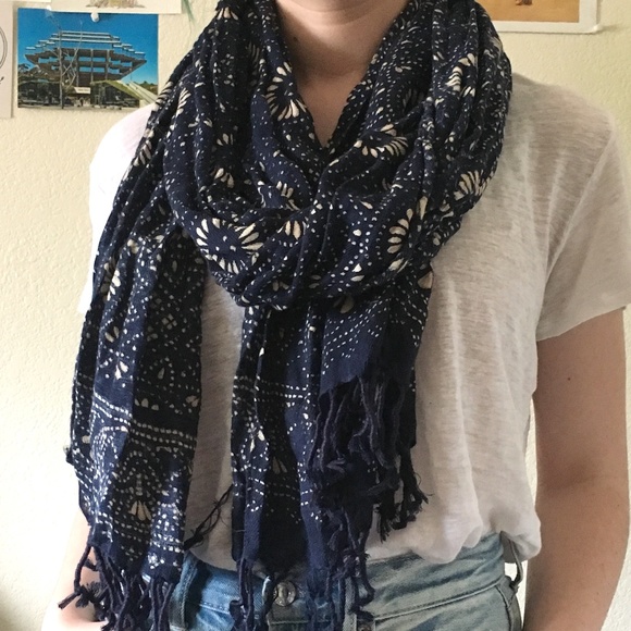 Lucky Brand Patterned Navy Scarf - Picture 1 of 3